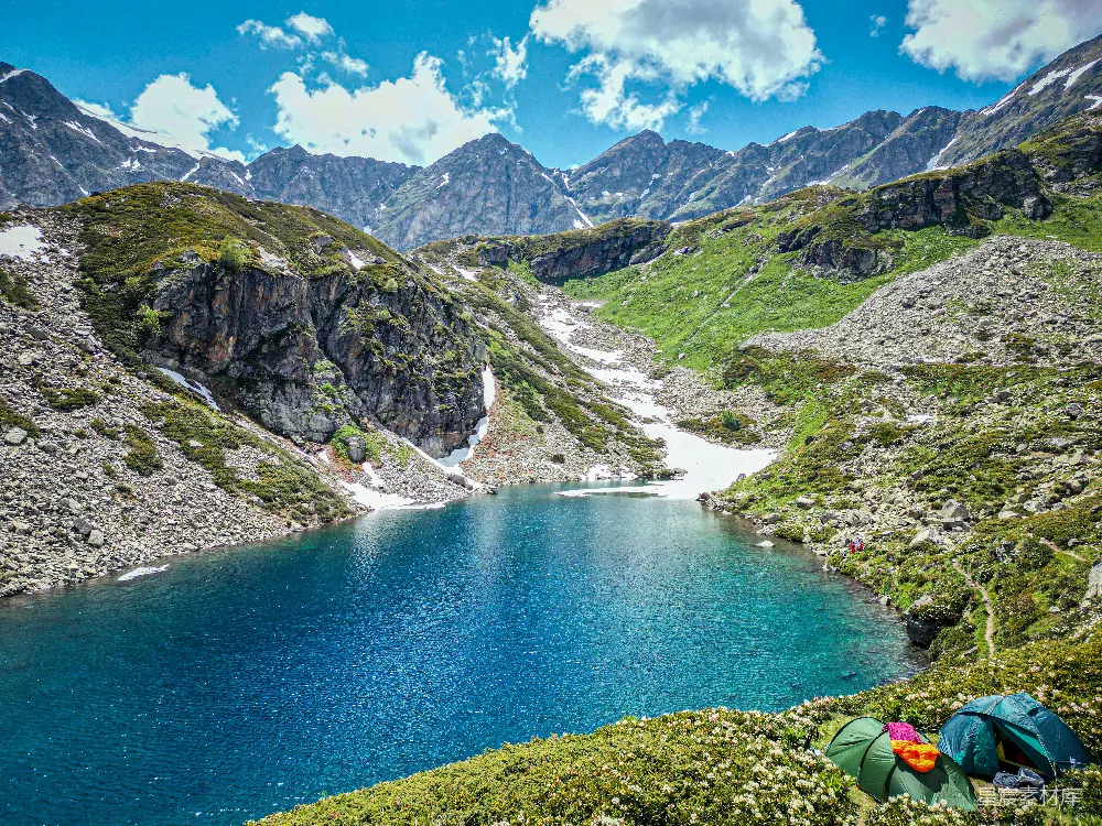 高清摄影 蓝湖周围被山脉和草地环绕