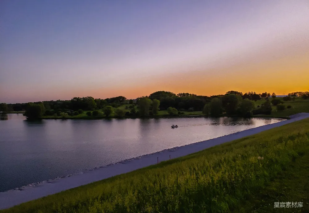 高清摄影 夕阳下湖边的绿草 fields近湖，在日落时分绿草萋萋