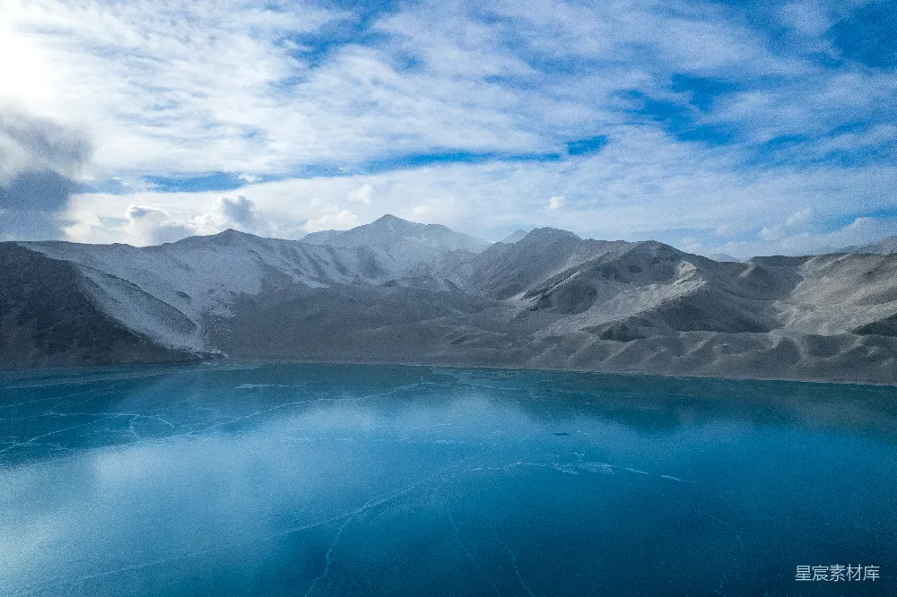 高清摄影 一片被山环绕的大片水域