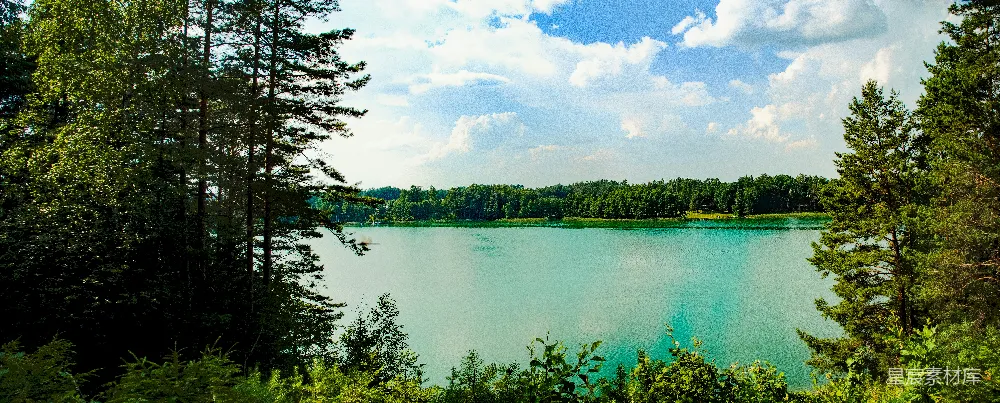 高清摄影 湖边绿树白云蓝天之间白天景色
