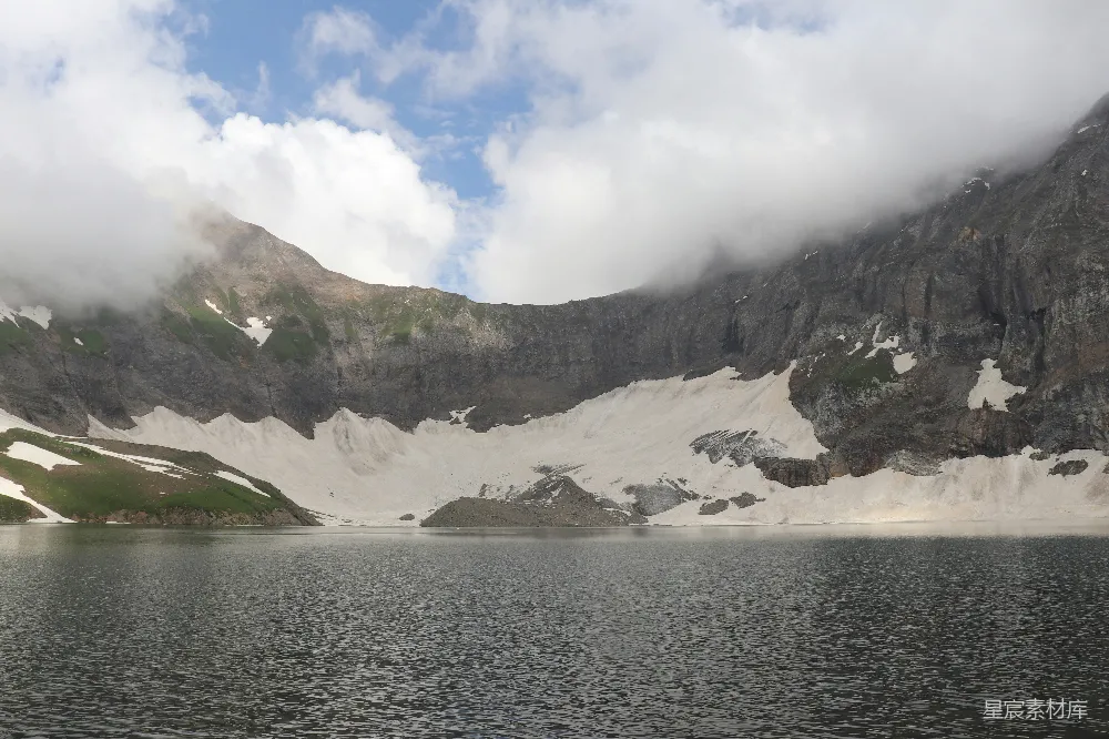高清摄影 山后的水域