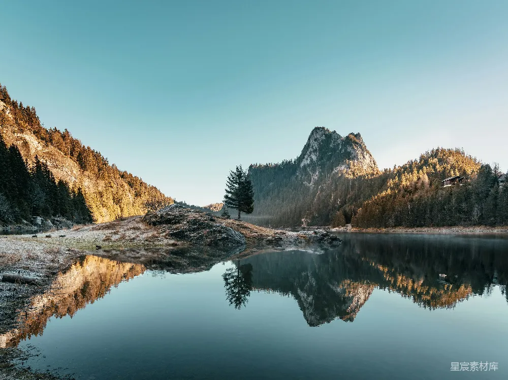 高清摄影 湖边有树木和山峰作为背景。