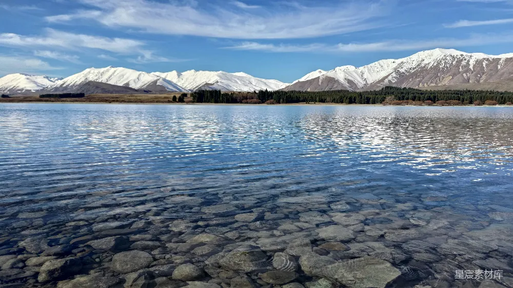 高清摄影 背景中有山的水域
