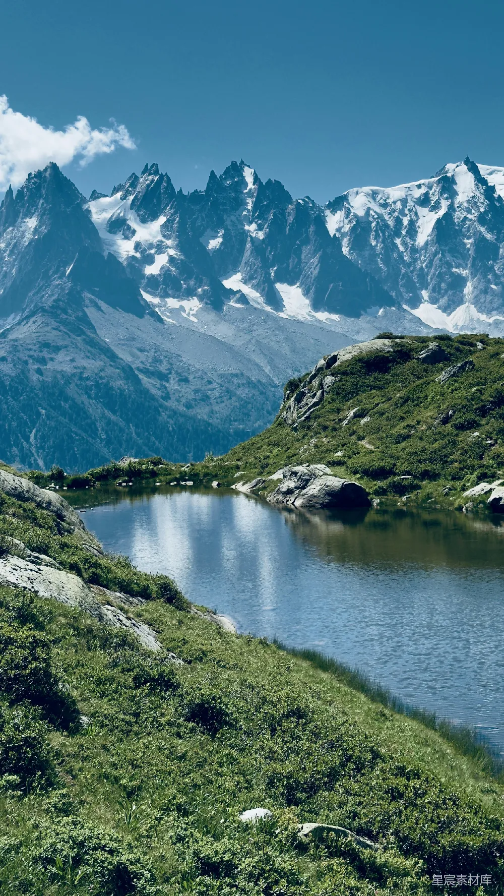 高清摄影 山影倒映在平静的湖水中，蓝天作背景。
