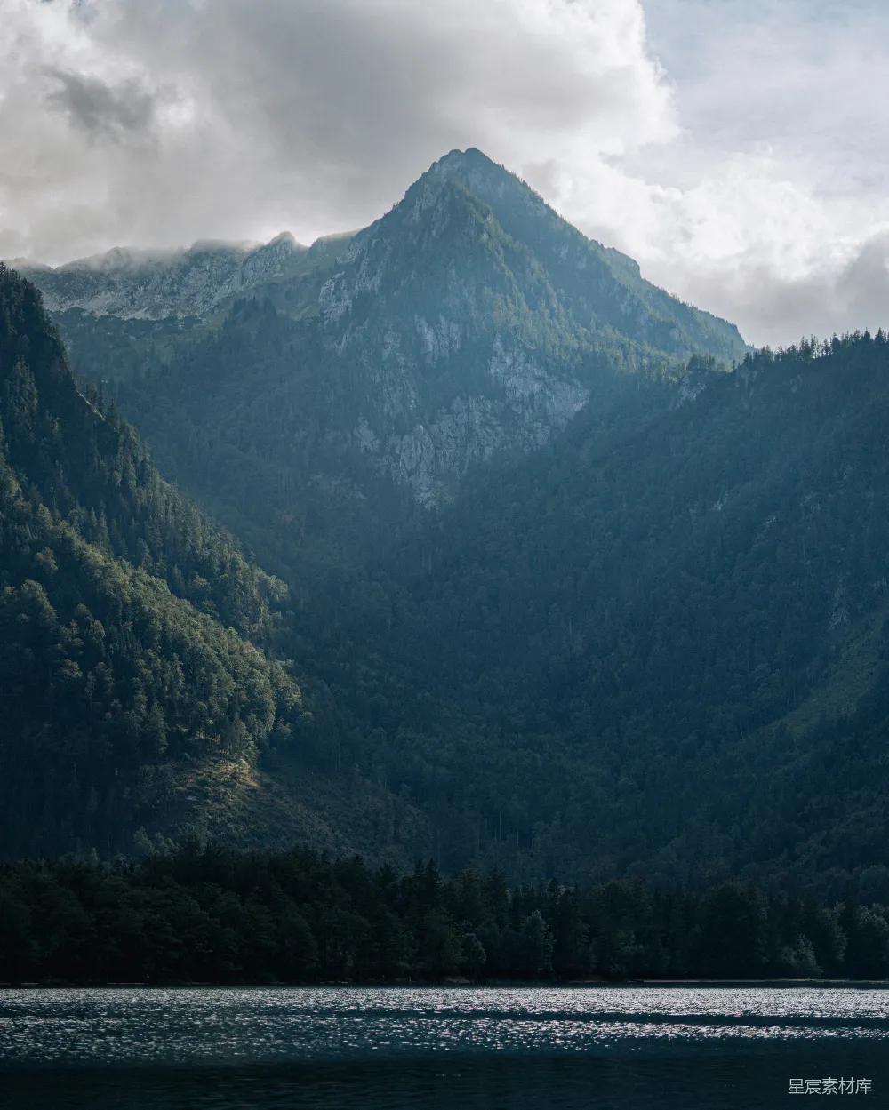 高清摄影 一座山脉前有湖泊或河流。