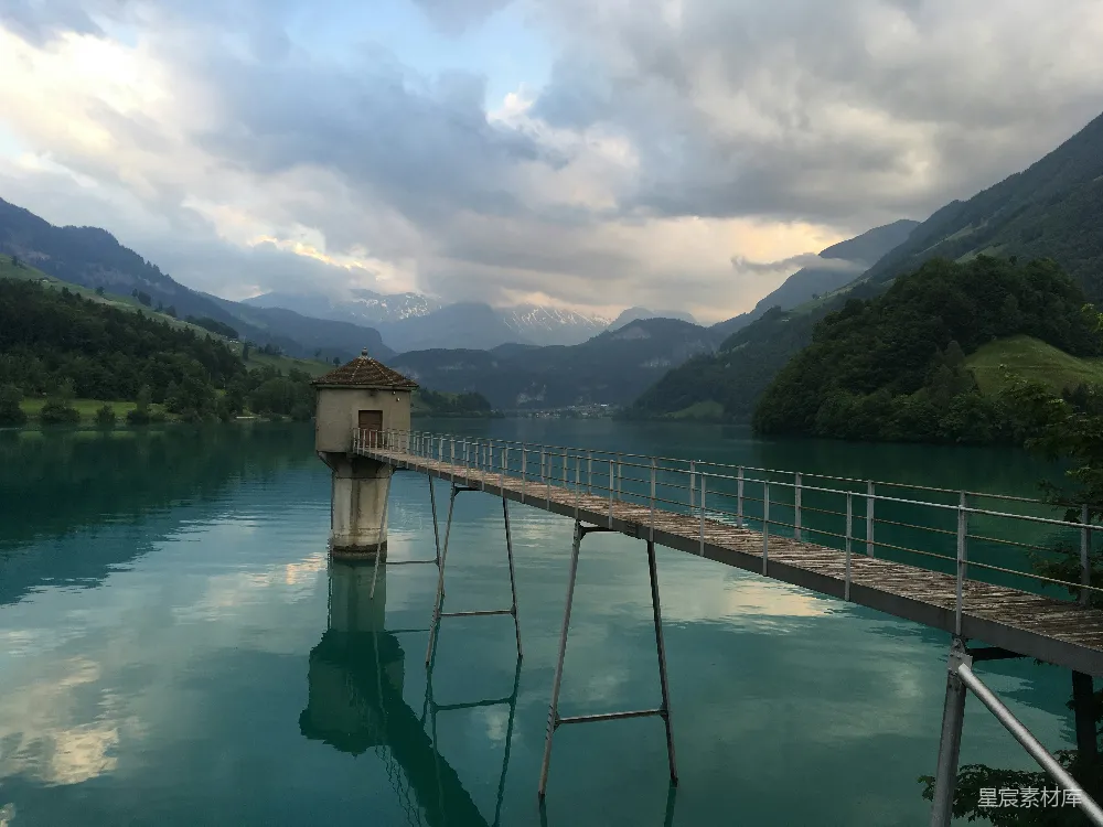 高清摄影 河流在水域的岸边