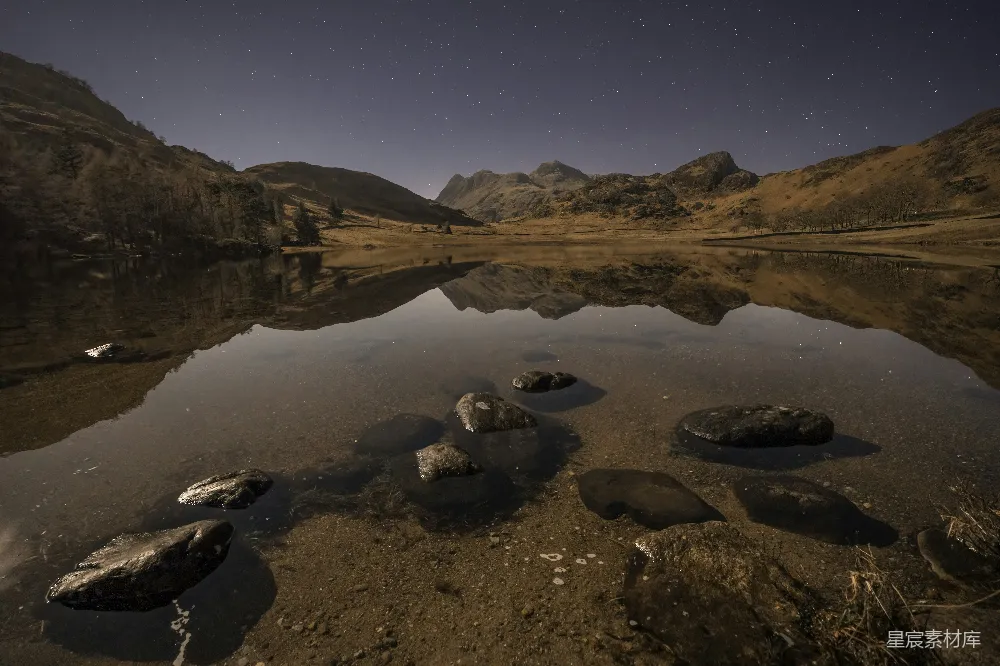 高清摄影 山间一片湖泊周围夜空