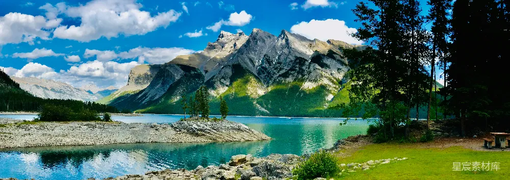 高清摄影 湖边有绿树和山，在蓝天的照耀下白天景色宜人。