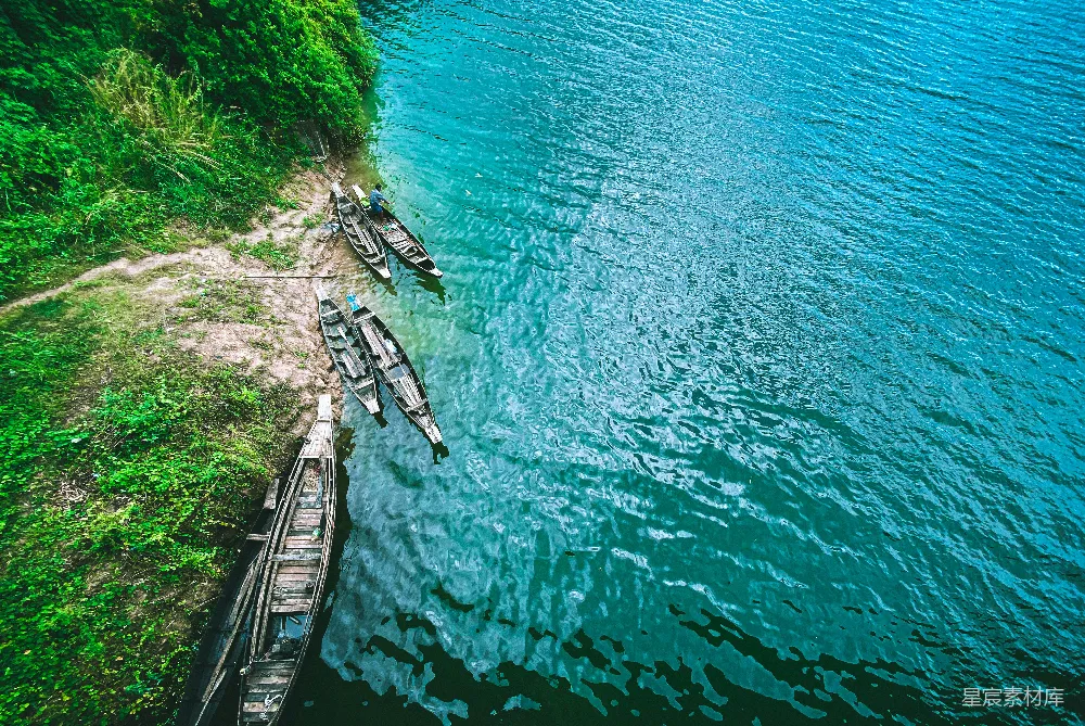 高清摄影 白天白船在水面之上