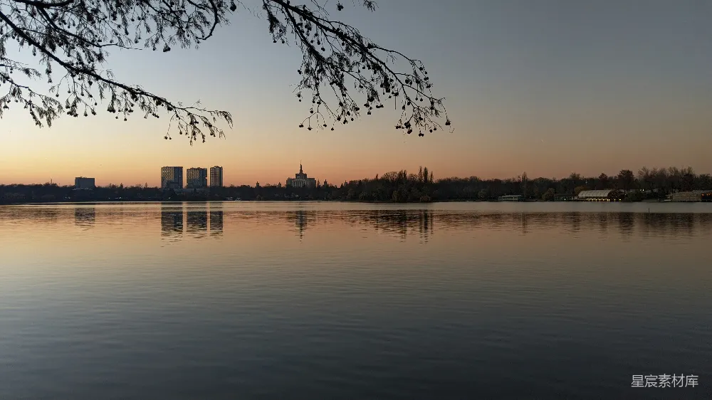 高清摄影 背景中有建筑的大片水域