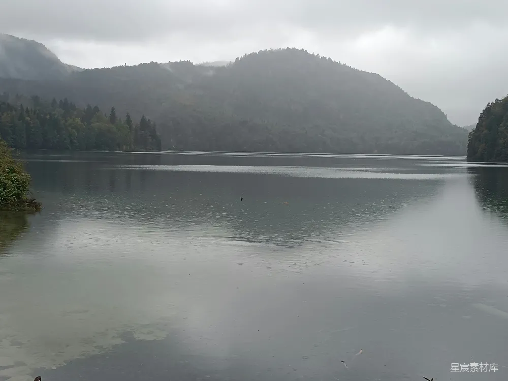 高清摄影 一片被山环绕的大片水域