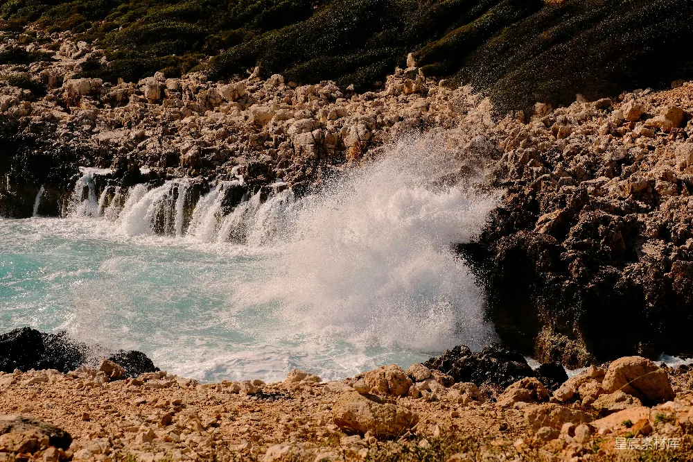 高清摄影 近 rocky shores 的一大片水域