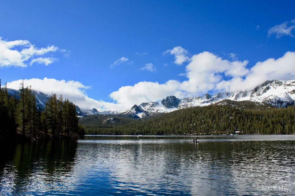 高清摄影 河对岸山与pine trees的风景摄影