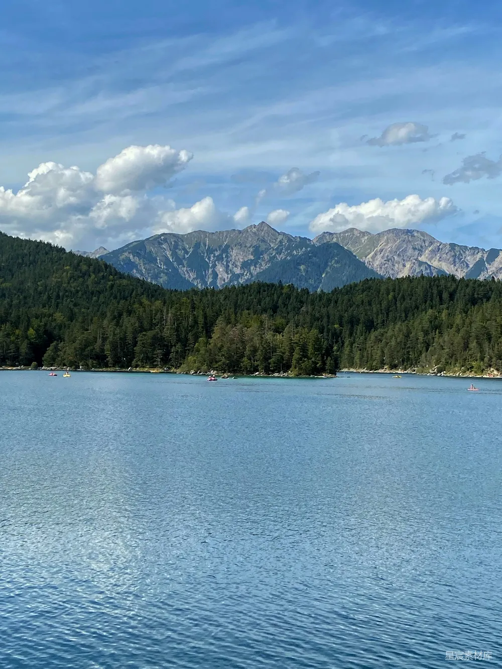 高清摄影 背景中有许多山的大型水域