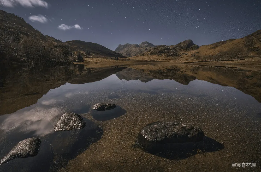 高清摄影 山间一片湖水夜空下的景象