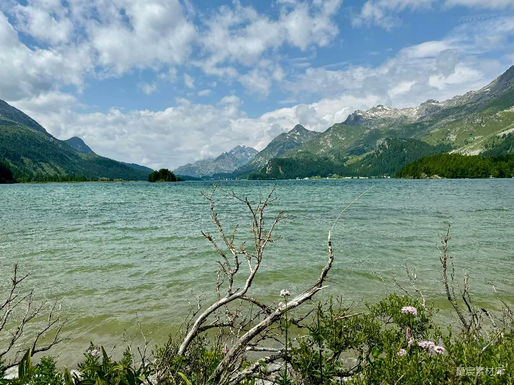 高清摄影 背景中有山的水域