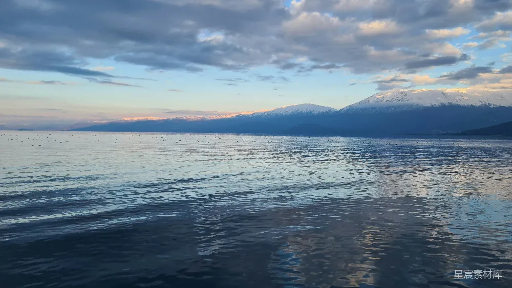 高清摄影 背景中有山的水域