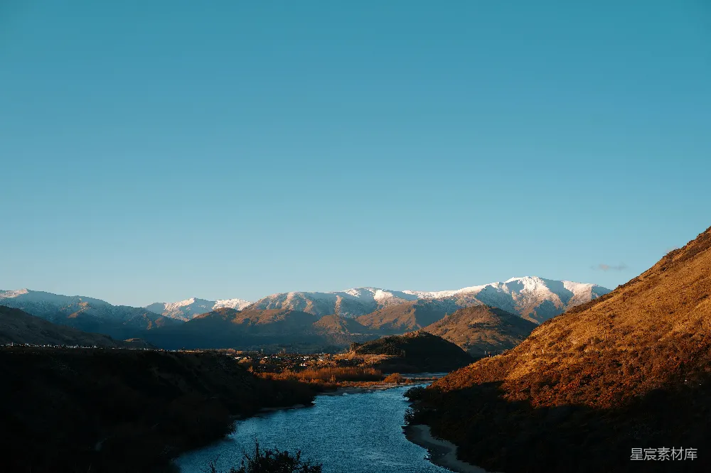 高清摄影 自然 一条河流穿过被山环绕的山谷
