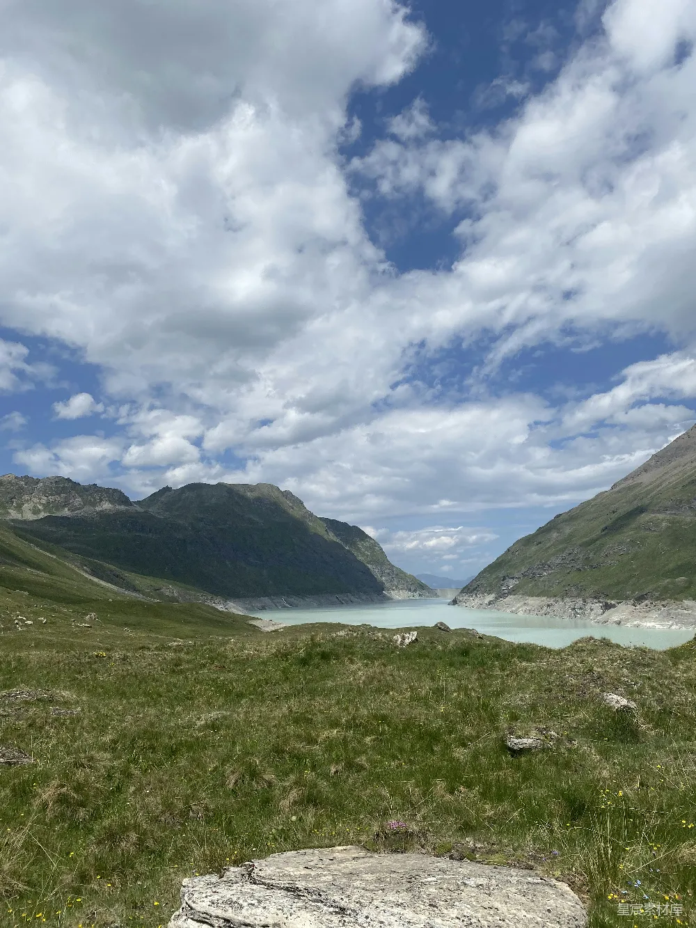 高清摄影 背景中有湖泊和山丘的岩石峭壁