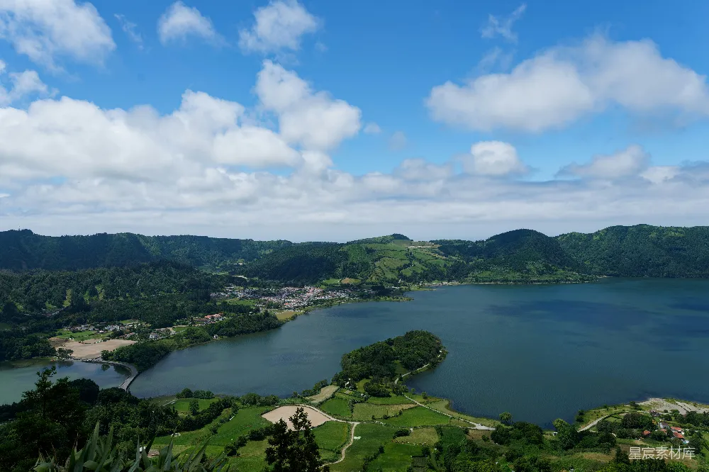 高清摄影 湖畔环绕着的山景美景