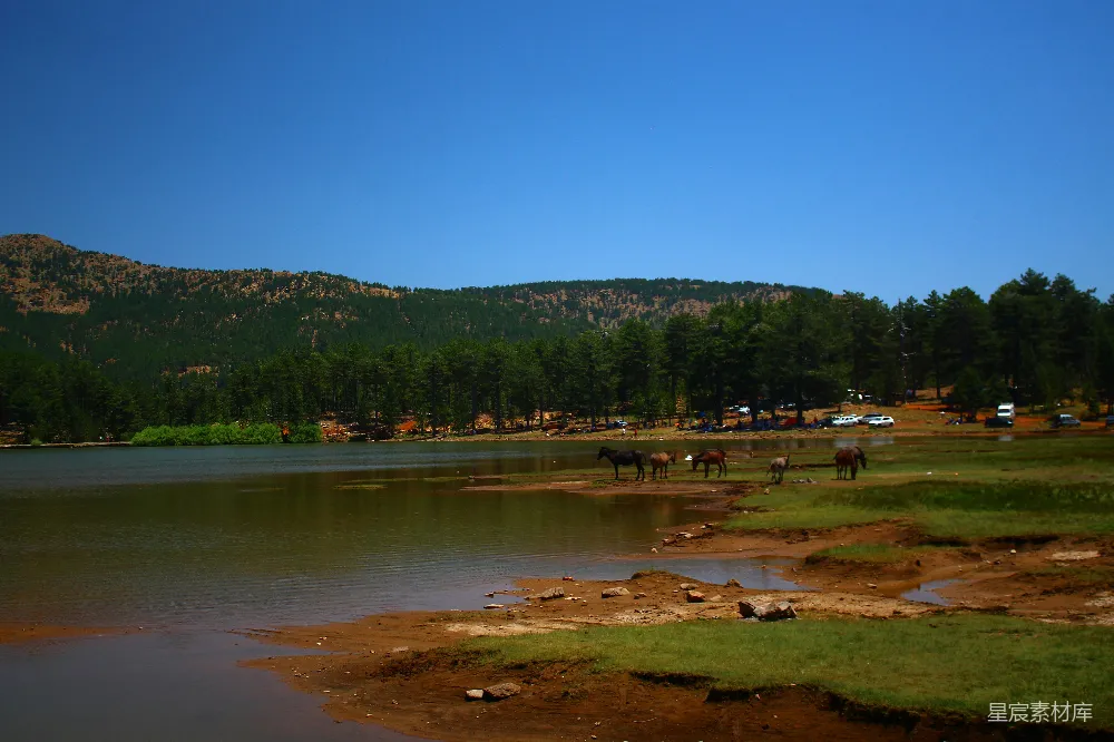 高清摄影 壁纸 自然 旅行 背景中有山的一片湖景