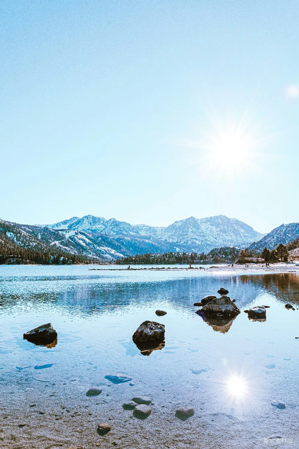 高清摄影 湖畔雪覆盖的山峰在白天