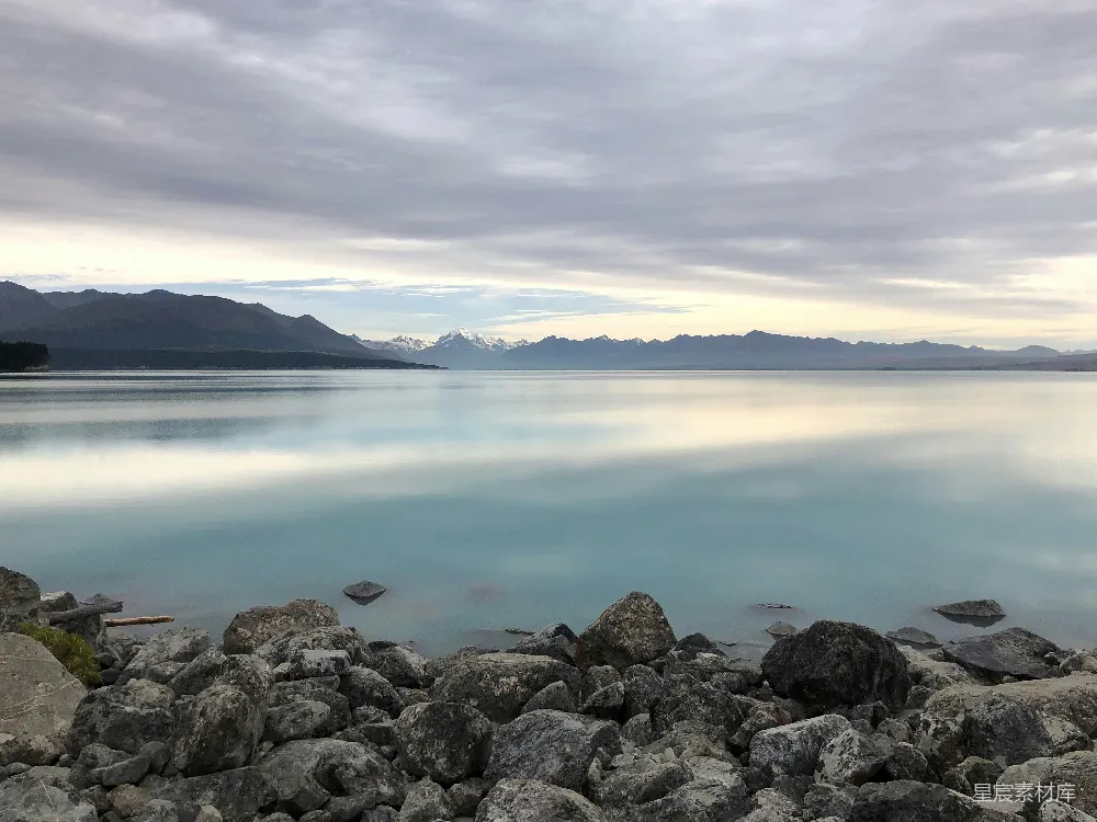高清摄影  背景有一片水域的岩石海岸。