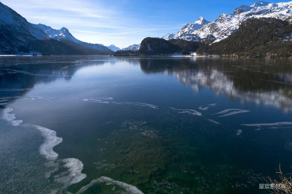 高清摄影 冰湖周围有白雪覆盖的山峦和湛蓝的天空