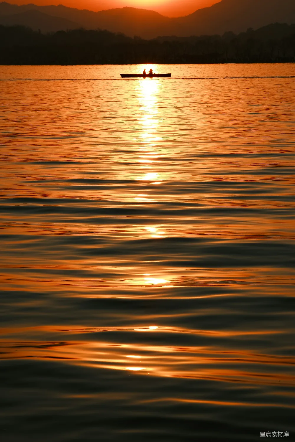 高清摄影 一艘船漂浮在一大片水体上