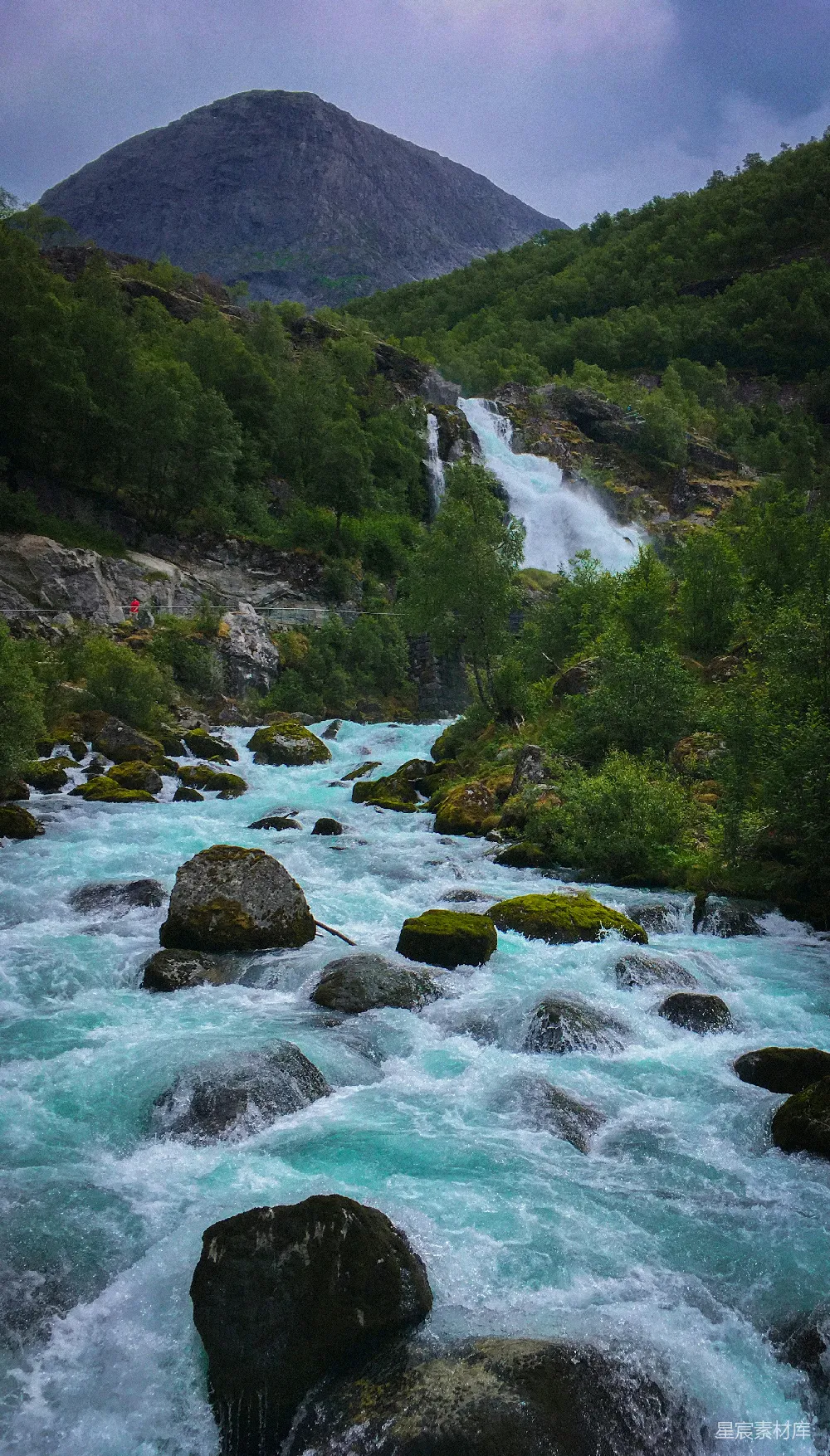 高清摄影  一条河流穿越山谷