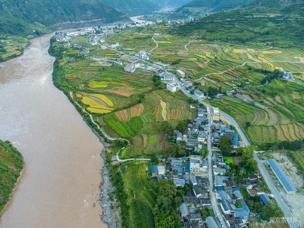高清摄影 一个村庄和河流的空中俯视图