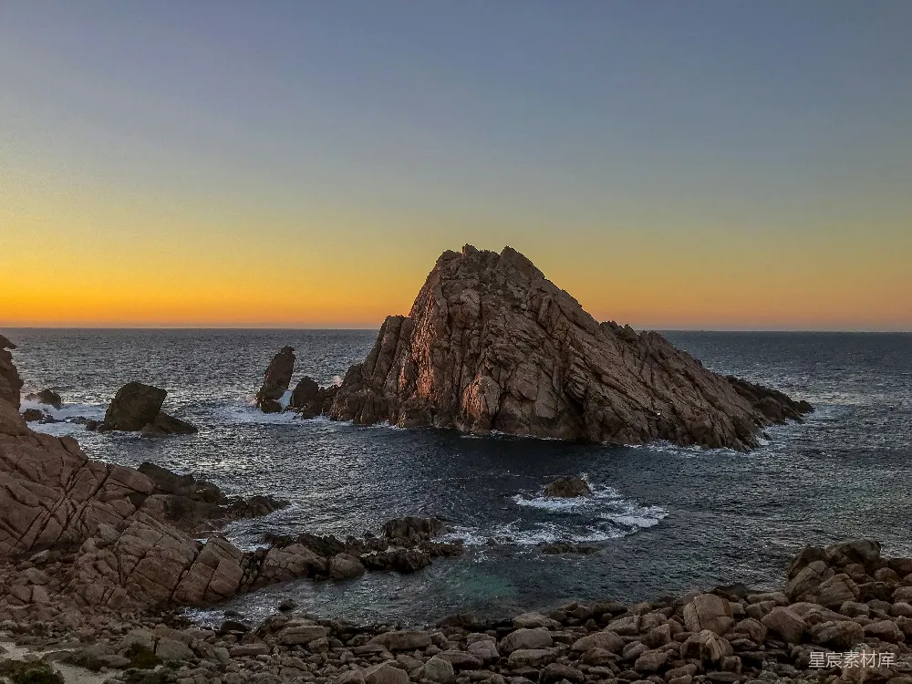 高清摄影 自然 海边岩石在日落时形成的景象