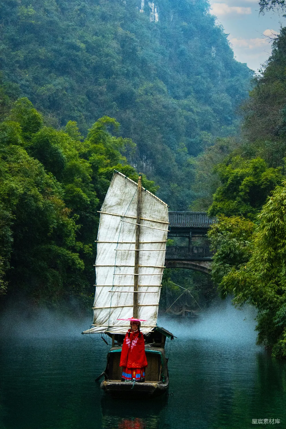 高清摄影 河里一艘小船上的一个人