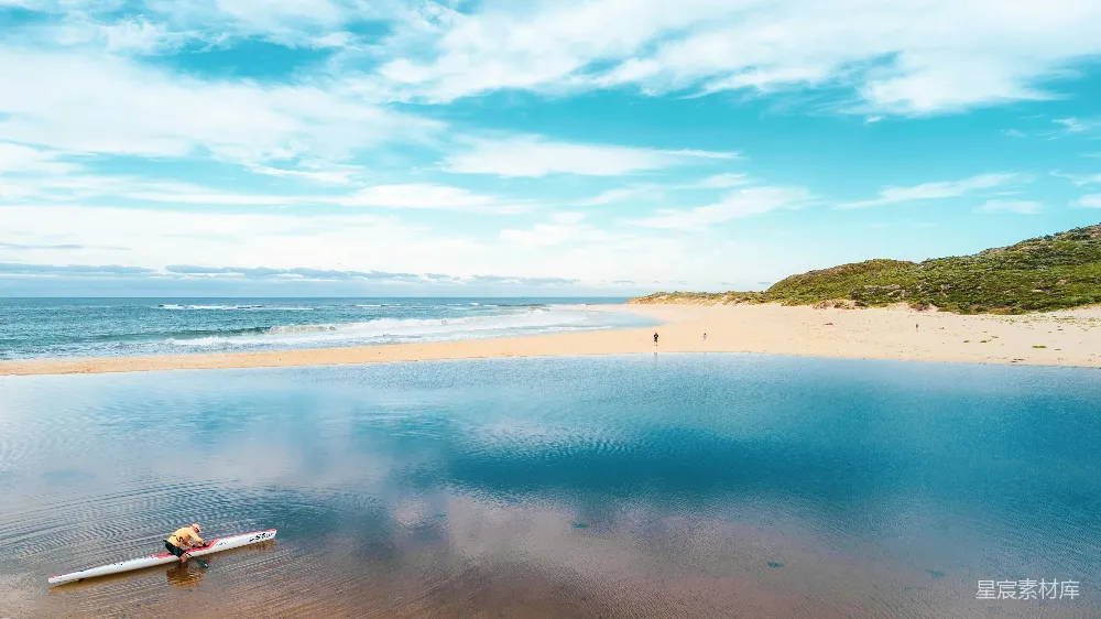 高清摄影 水面上一个冲浪板上的运动员