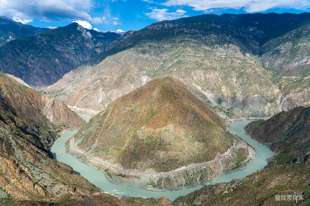 高清摄影 一条河流穿过山谷的景象
