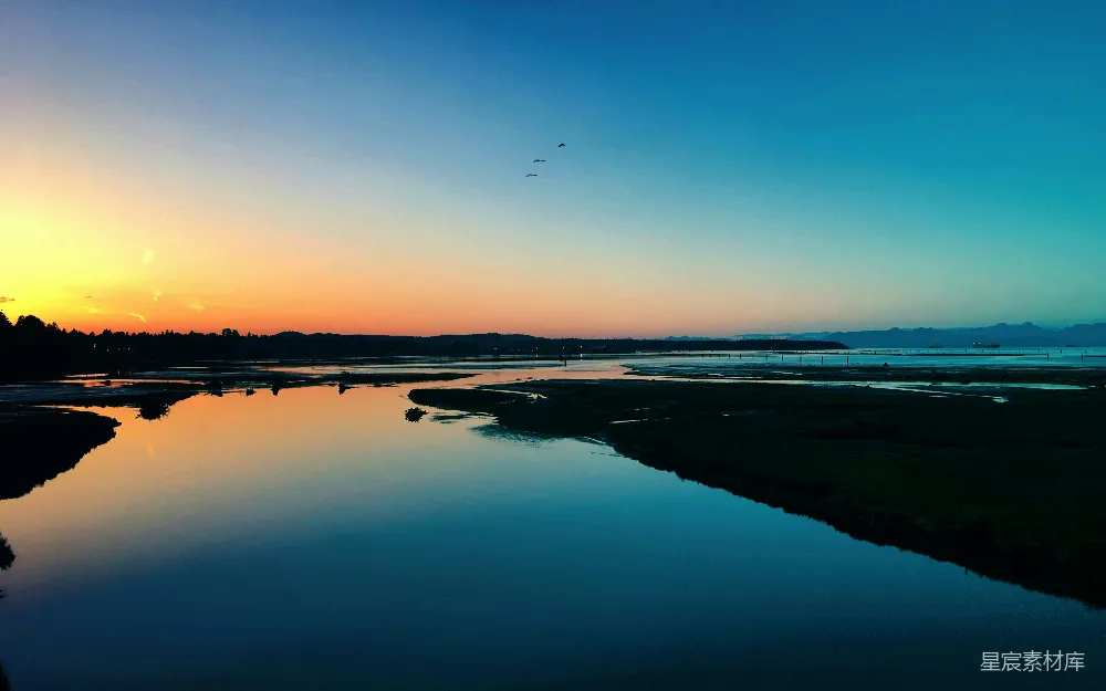 高清摄影 夕阳落下在一片水域之上