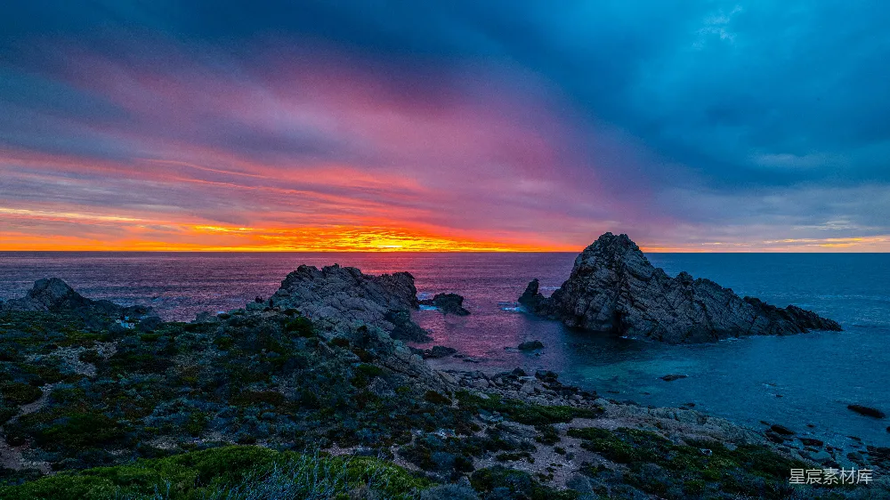 高清摄影 岩石海岸在橙蓝的天空下