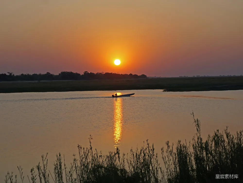 高清摄影  夕阳落下在一片水域之上