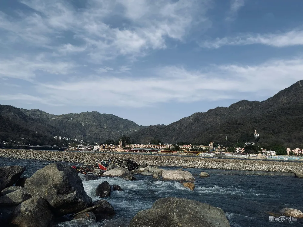 高清摄影 围绕着岩石和山脉的一片水域