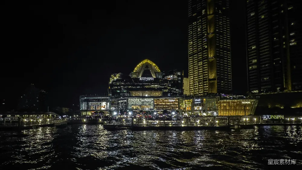 高清摄影  夜晚城市旁边一大片水域