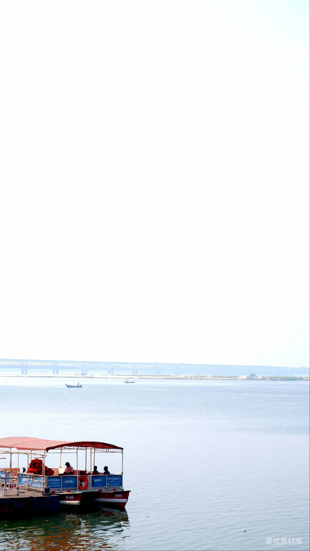 高清摄影 一艘载有人群的船漂浮在水面上
