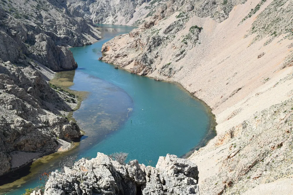 高清摄影  一条河流环绕着山间峡谷