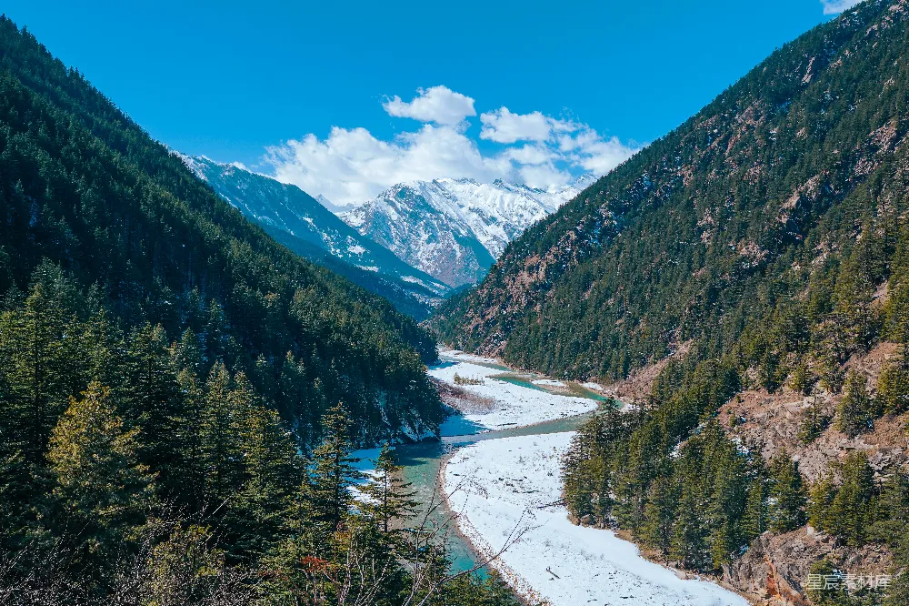 高清摄影 山中一条河的景色