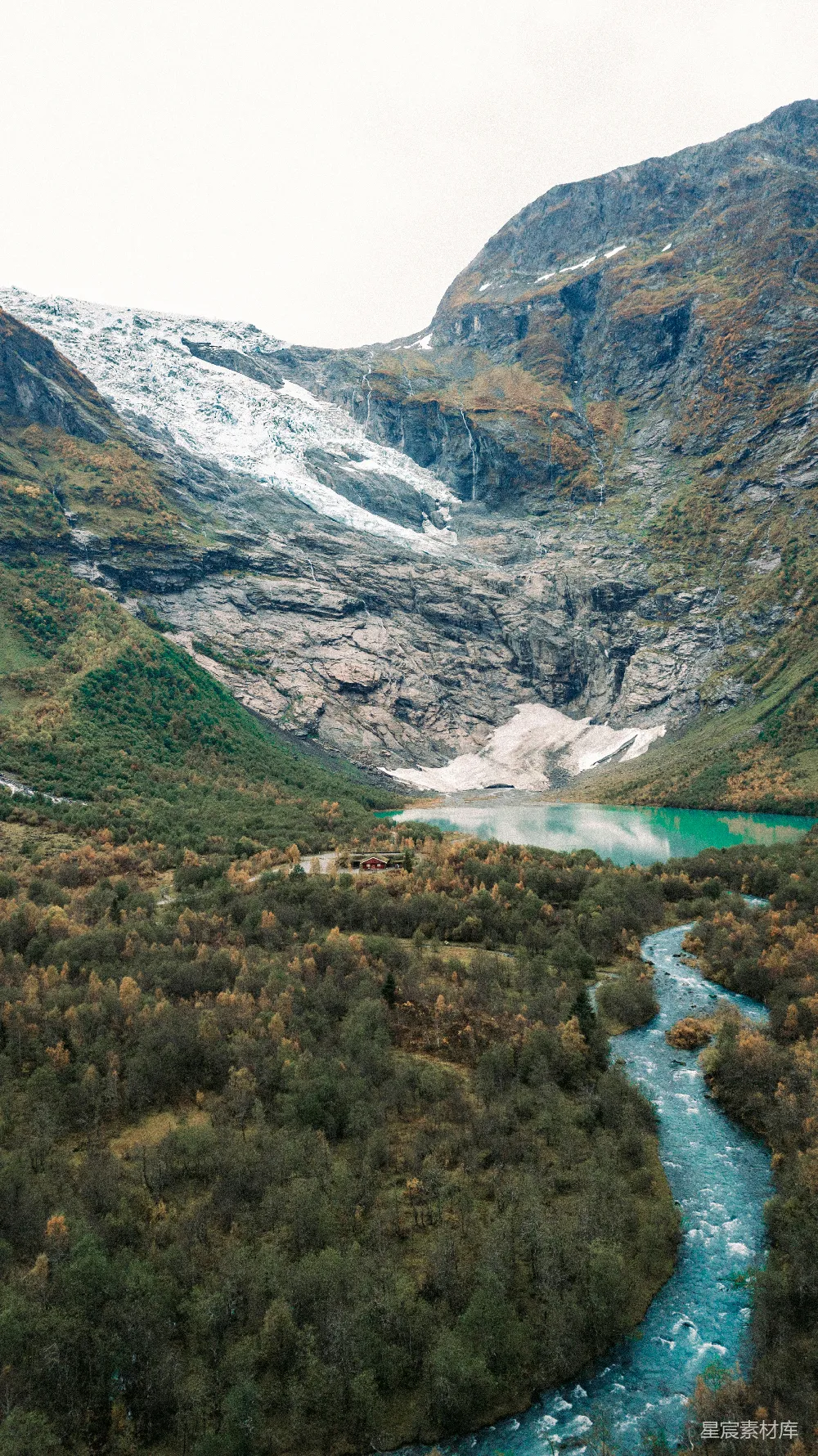 高清摄影 湖中间一片绿草地上方连着山峦