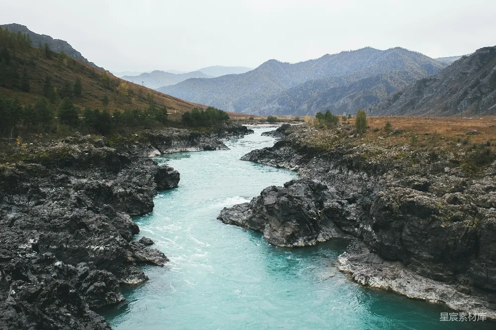 高清摄影 白天绿色和棕色的山峦位于湖泊旁