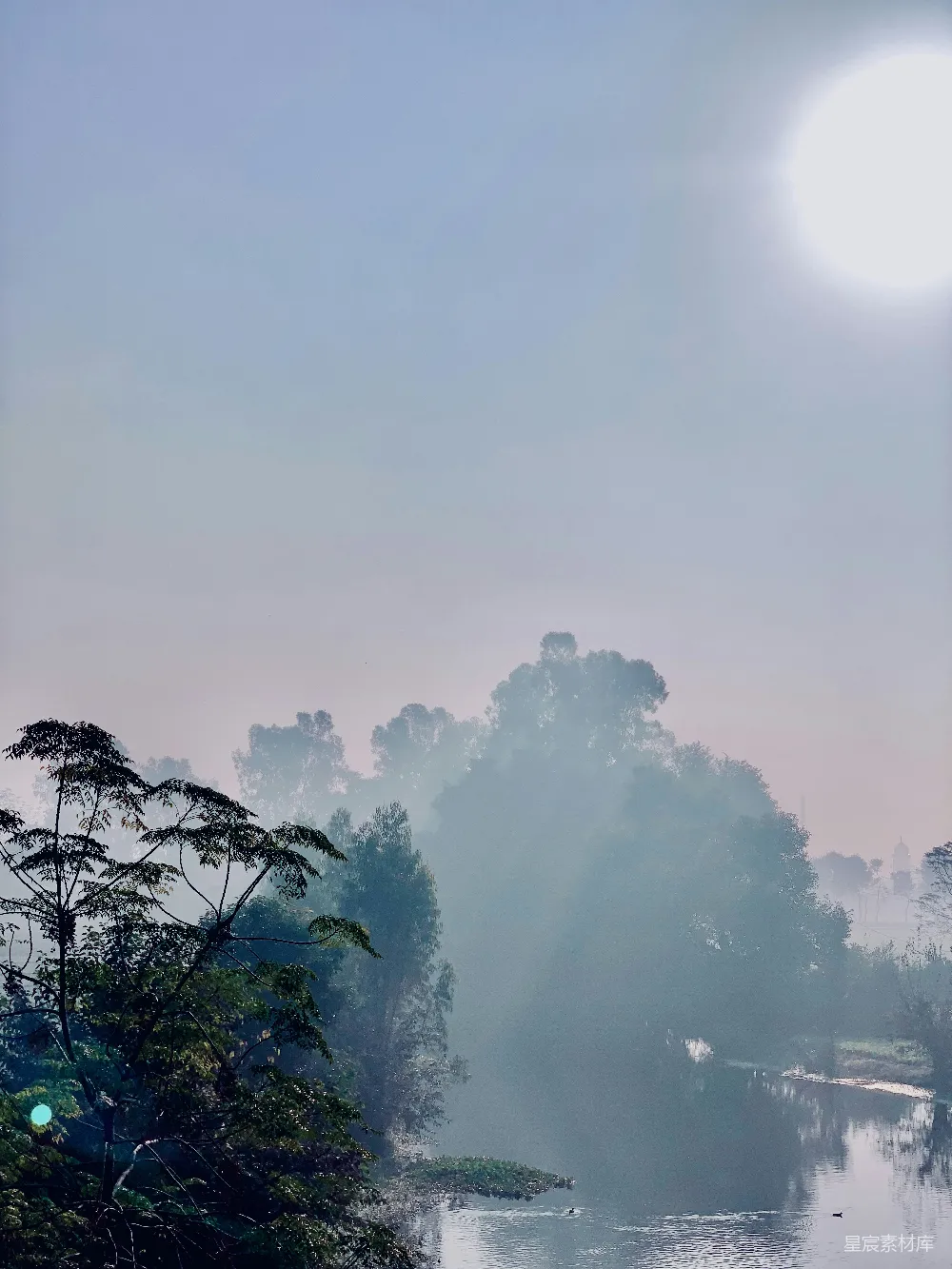 高清摄影 雾中的水面上阳光 shining through the mist on the water