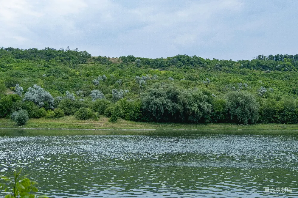 高清摄影 湖畔绿树环绕，青山作背景。