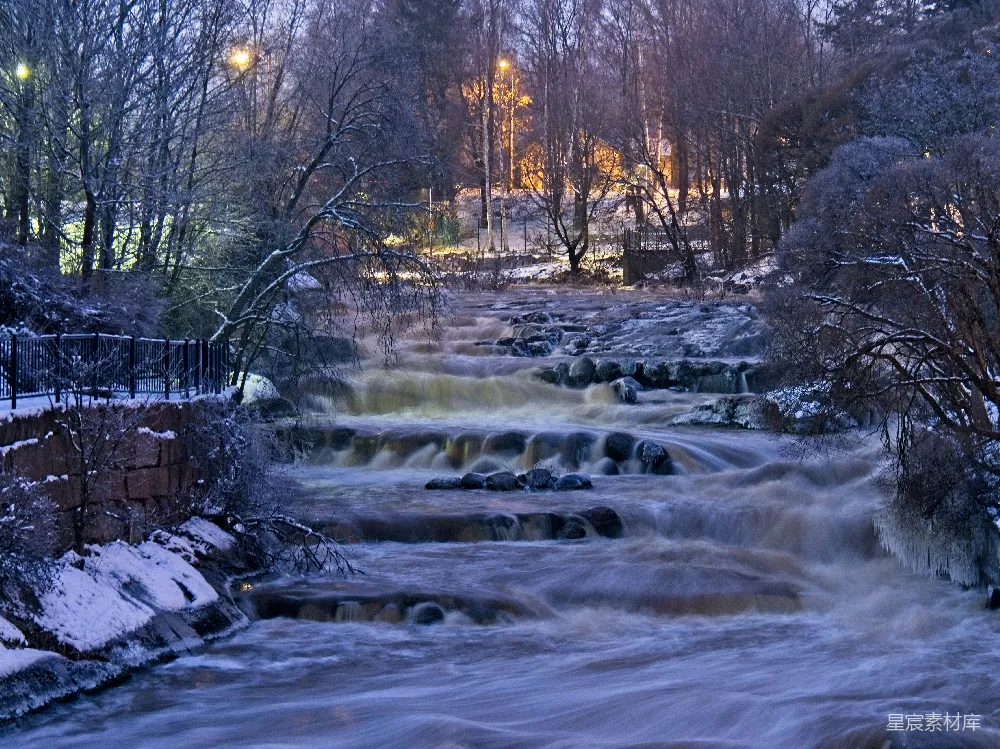 高清摄影 一条河流穿过覆盖着白雪的森林