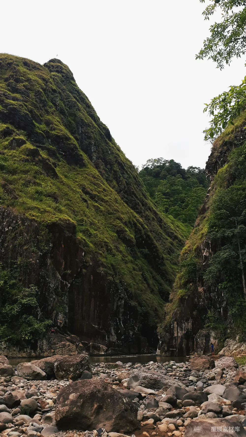 高清摄影 一条有瀑布的河流