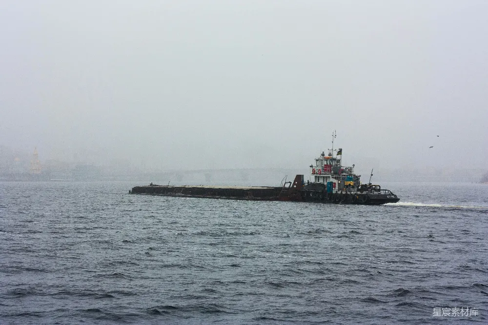 高清摄影  白天下海黑船 beneath 白色 天空